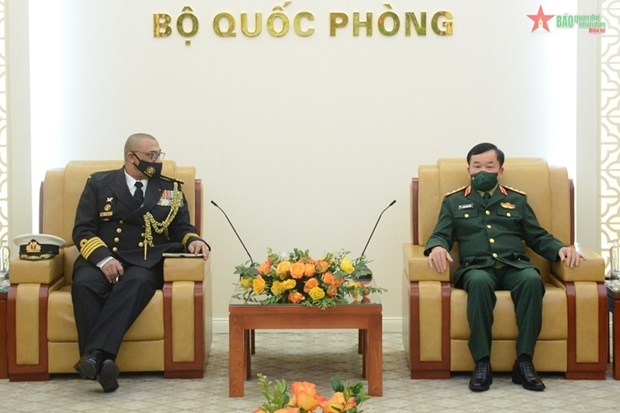 Deputy Minister of National Defence Sen. Lieut. Gen. Hoang Xuan Chien (R) receives Colonel Eugene Vincent Jeoffrey Dudley, the new South African Defence Attaché in Vietnam (Photo: qdnd.vn)