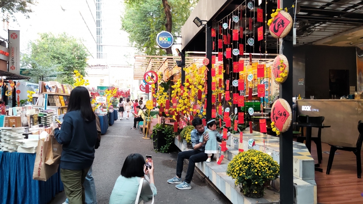 book street festival opens to bookworms during tet holiday picture 1