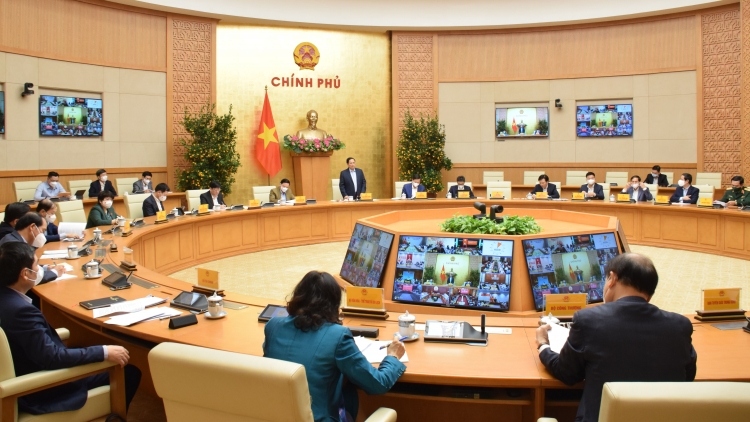 PM Pham Minh Chinh chairs an online meeting reviewing CVOID-19 prevention and control nationwide ahead of the lunar New Year holiday.