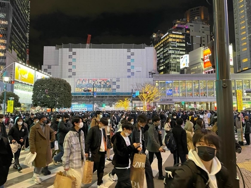 Người dân Nhật Bản đi lại trên tuyến phố tại thủ đô Tokyo.