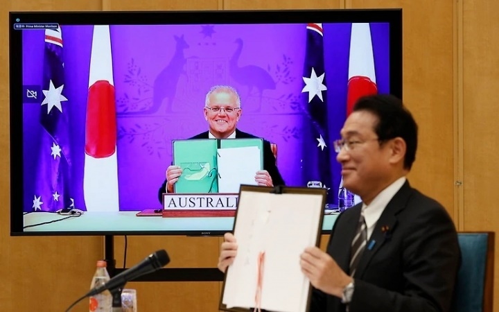 Hai Thủ tướng Australia và Nhật Bản ký thỏa thuận RAA tại hội nghị trực tuyến. Ảnh: SBSNews.