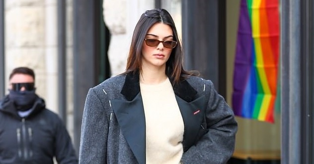 Kendall Jenner diện đồ hiệu đến xem triển lãm của Andy Warhol