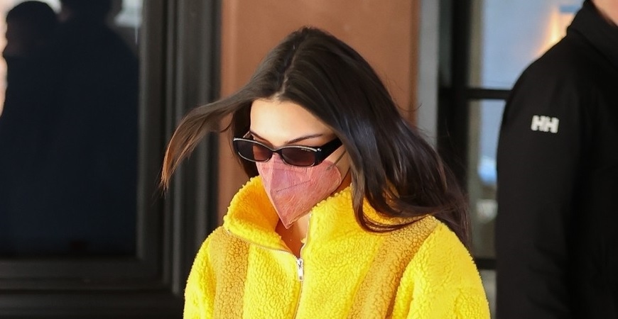 Kendall Jenner diện áo vàng nổi bật đi ăn trưa ở Aspen trước khi trở về Los Angeles