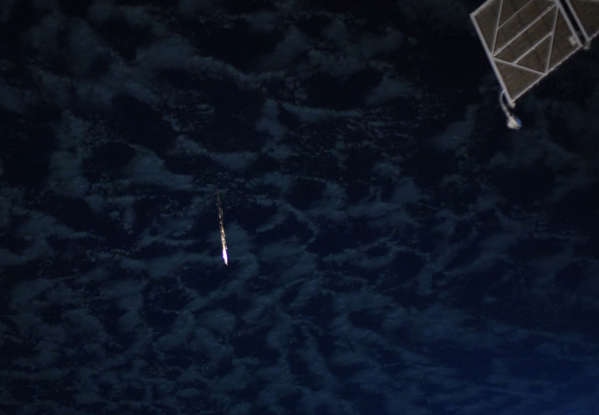 Module có tên là Pirs (hay DC-1) của ISS bốc cháy trong bầu khí quyển Trái Đất, chấm dứt hoạt động sau 20 năm phục vụ để nhường chỗ cho một module khoa học mới.