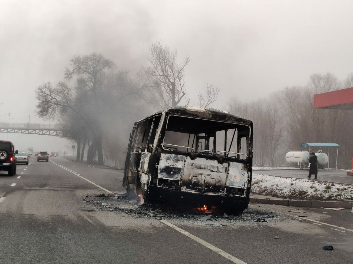 Một chiếc xe bus bị thiêu cháy ở Almaty ngày 5/1. Chính phủ Kazakhstan buộc phải từ chức nhằm xoa dịu làn sóng bất ổn đang lan rộng tại nhiều thành phố lớn trong khi Tổng thống Kassym Jomart Tokaiev đã ban bố tình trạng khẩn cấp trên khắp đất nước, đồng thời kêu gọi sự hỗ trợ của quốc tế.