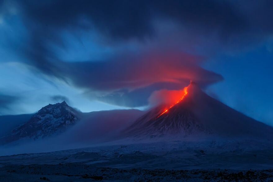 Bức ảnh với tên gọi 'Hang ổ của rồng' của nhiếp ảnh gia Denis Budkov. Bức ảnh này cho thấy vụ phun trào ở núi lửa cao nhất và hoạt động mạnh nhất tại vườn quốc gia Kamchatka “Klyuchevskoy”. Những đám mây thấu kính trên đỉnh núi, được chiếu sáng bởi nham thạch tạo nên cảnh tượng giống như một chú rồng đang phun lửa.