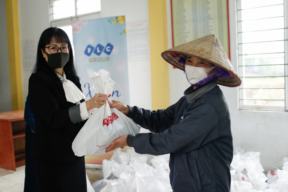 Ngay sau chương trình, đoàn công tác của Tập đoàn FLC đã trực tiếp vận chuyển những phần quà Tết đến trao tận tay nhân dân thôn An Thượng, xã Vĩnh Thịnh