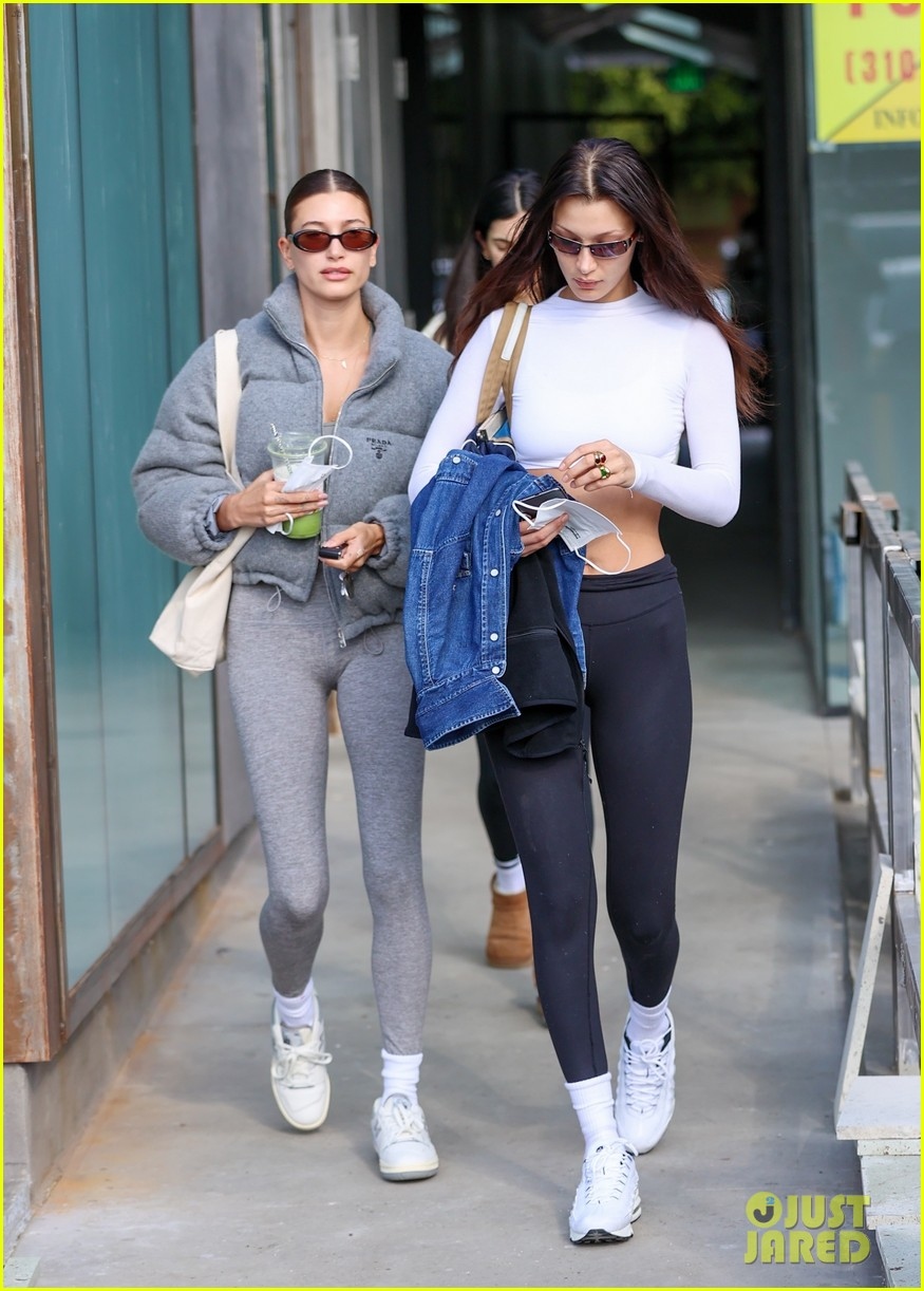 hailey baldwin goi cam di choi cung ban than bella hadid sau buoi tap pilates hinh anh 1