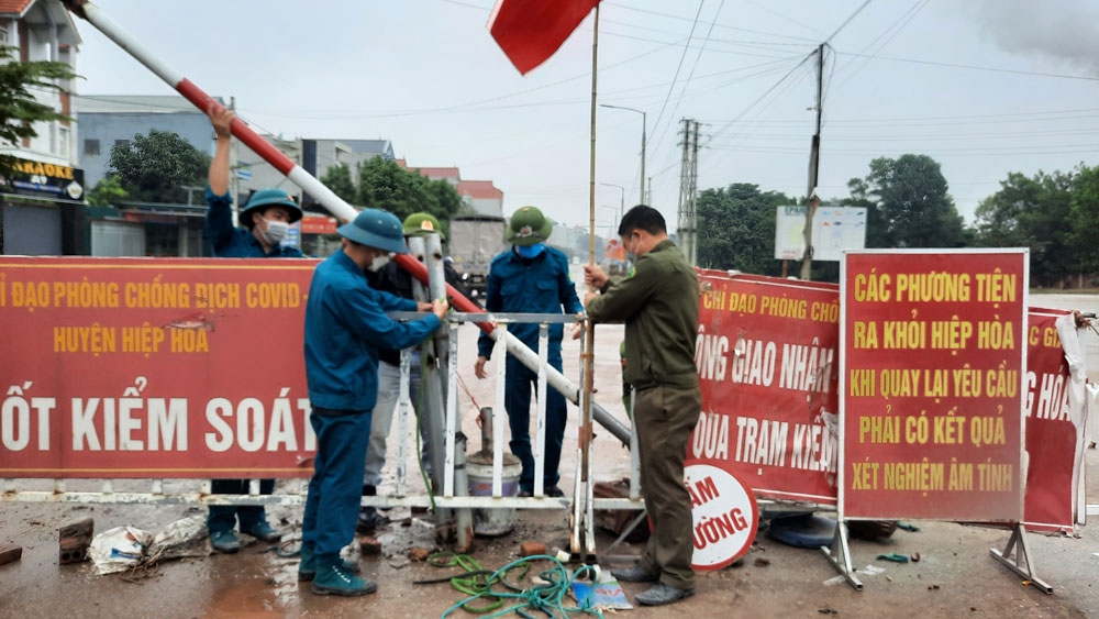 ​Đúng 12h ngày 22/1, tại chốt kiểm soát cầu Vát, xã Hợp Thịnh (Hiệp Hòa), lực lượng đã tiến hành dỡ lán bạt, barie, thu gọn bàn ghế, dụng cụ, phương tiện làm việc.