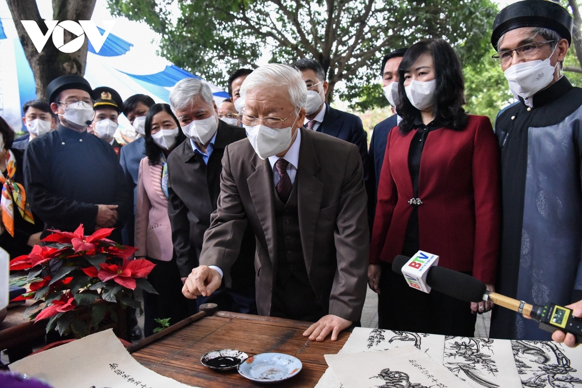 The Party chief learns about a cultural space which displays Dong Ho folk paintings at the temple.