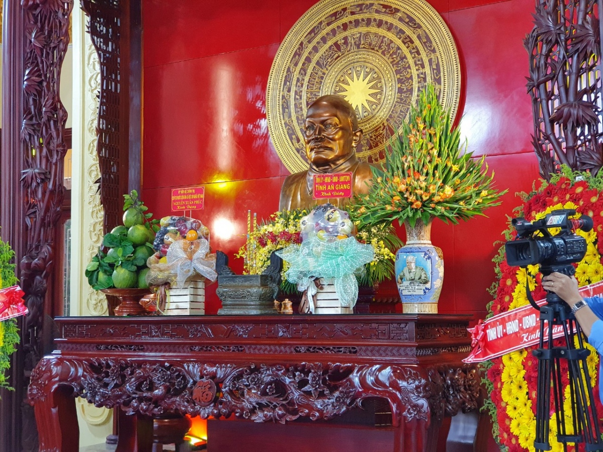 Ban thờ Chủ tịch Tôn Đức Thắng tại khu di tích