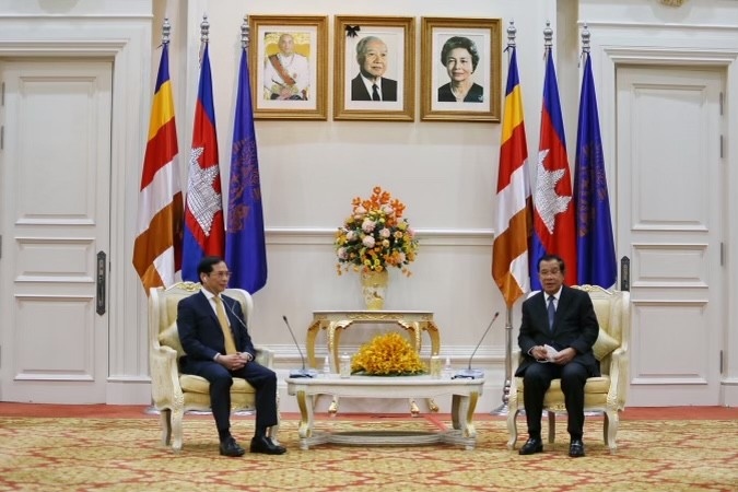 fm son pays courtesy visit to cambodian pm hun sen picture 1