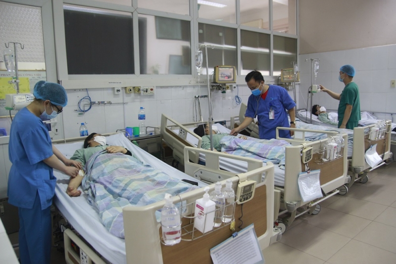 Các bác sỹ điều trị cho 4 bệnh nhân bị ngộ độc củ nần.