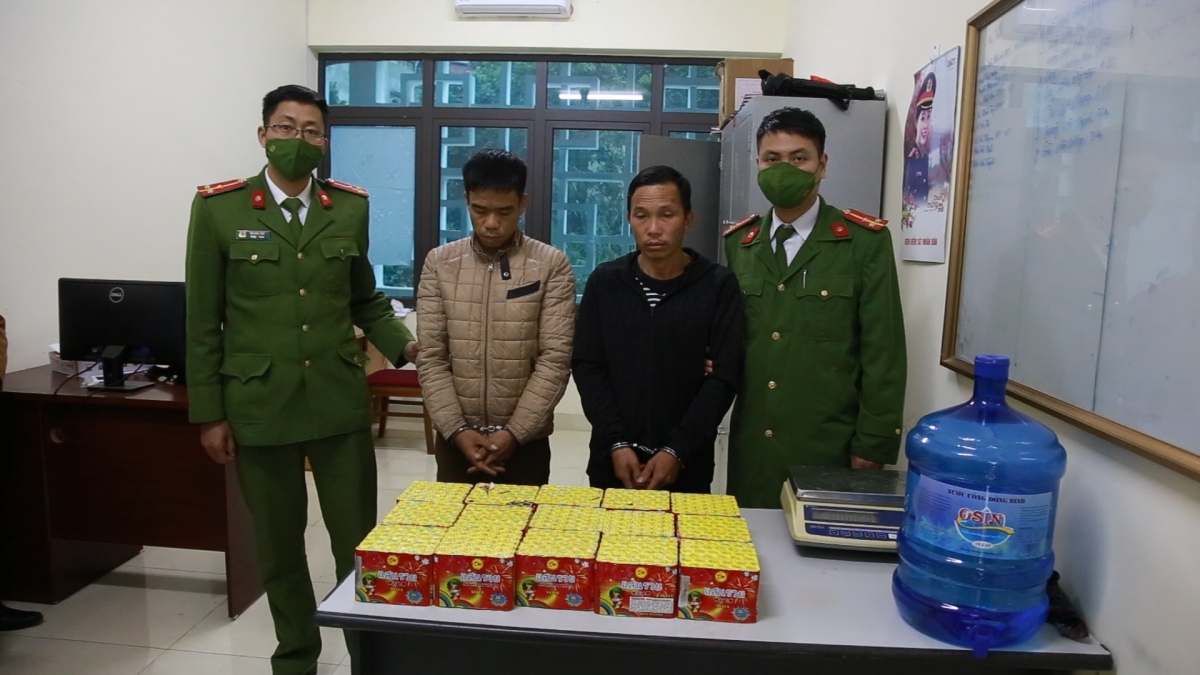 Các đối tượng cùng tang vật tại cơ quan công an.