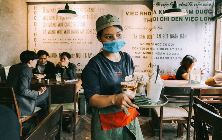 Hạ nhiệt” thành vùng vàng, quận Đống Đa, Hà Nội mở lại dịch vụ ăn ...