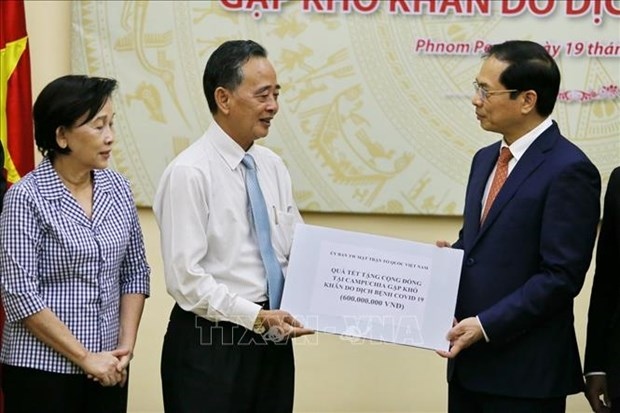 foreign minister delivers tet gifts to needy vietnamese cambodians picture 1