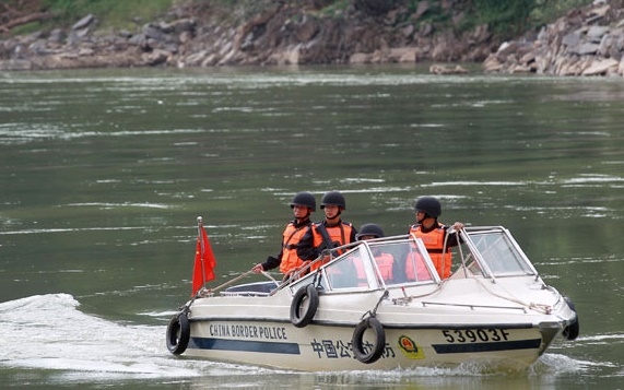 Cảnh sát Trung Quốc tuần tra vùng biên. Ảnh: China Daily.