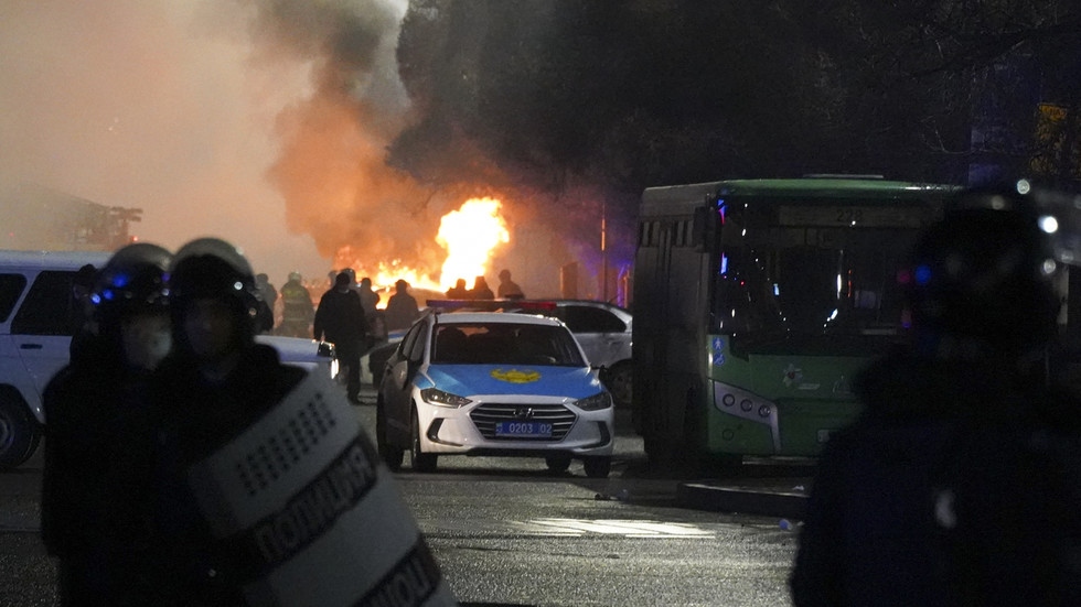 Xe cảnh sát bốc cháy trong đụng độ với người biểu tình ở trung tâm thành phố Almaty, Kazakhstan. Ảnh: AP