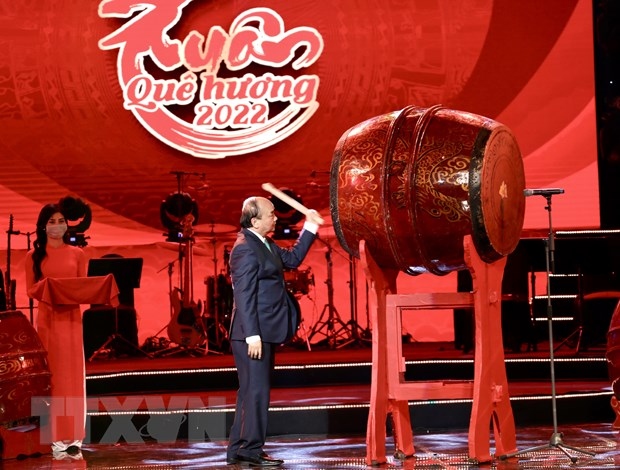 Chủ tịch nước Nguyễn Xuân Phúc đánh trống khai Xuân Nhâm Dần. (Ảnh: Lâm Khánh/TTXVN)