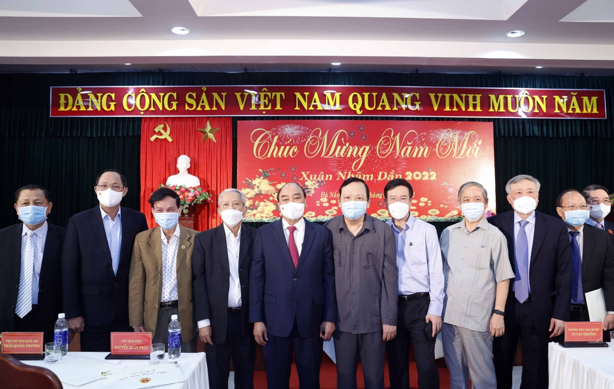 Chủ tịch nước Nguyễn Xuân Phúc chụp ảnh cùng các đại biểu dự cuộc gặp mặt.