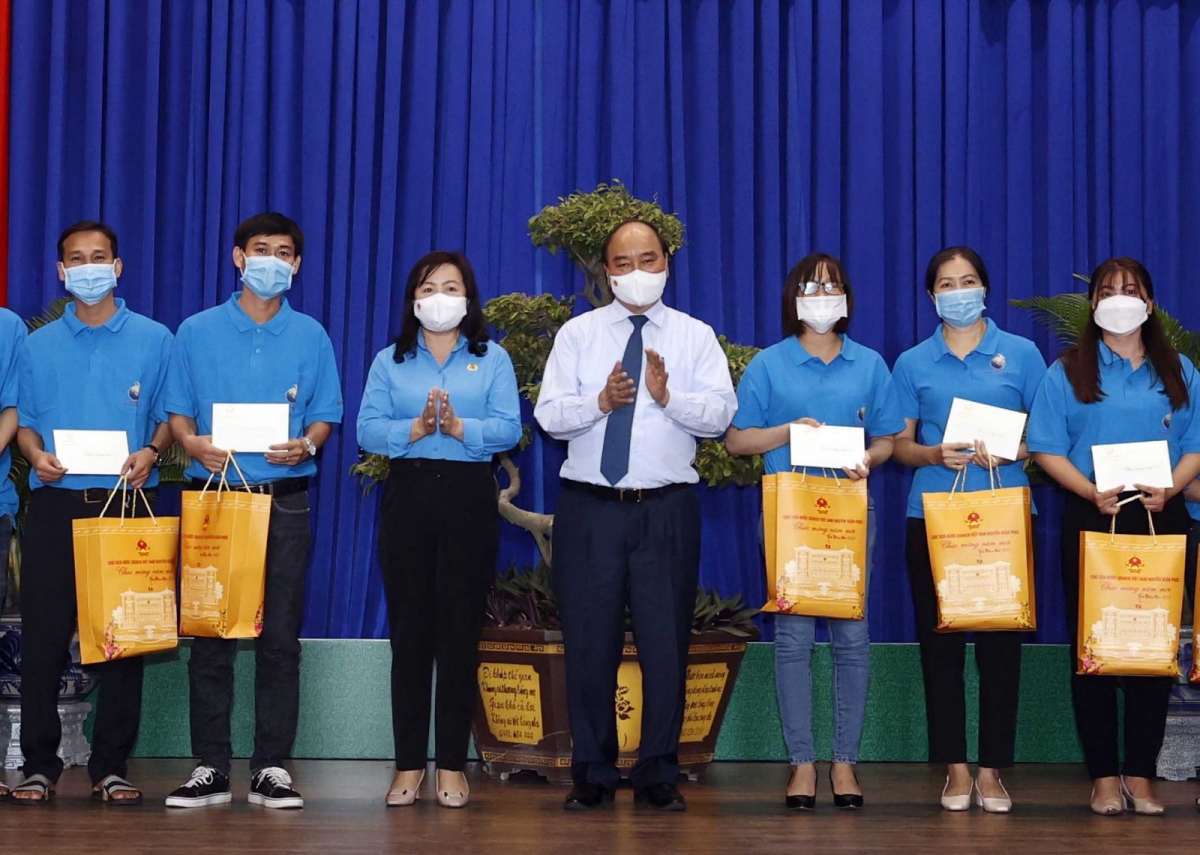 Chủ tịch nước tặng quà cho gia đình công nhân, người lao động gặp khó khăn