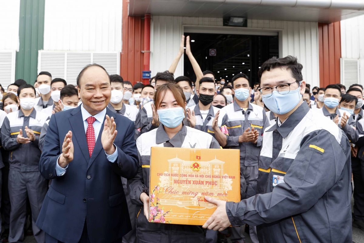 Chủ tịch nước trao quà cho công nhân tại nhà máy ô tô