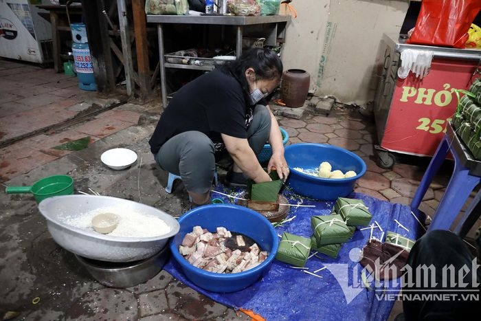 hanoians boil chung cake through the night ahead of tet picture 1