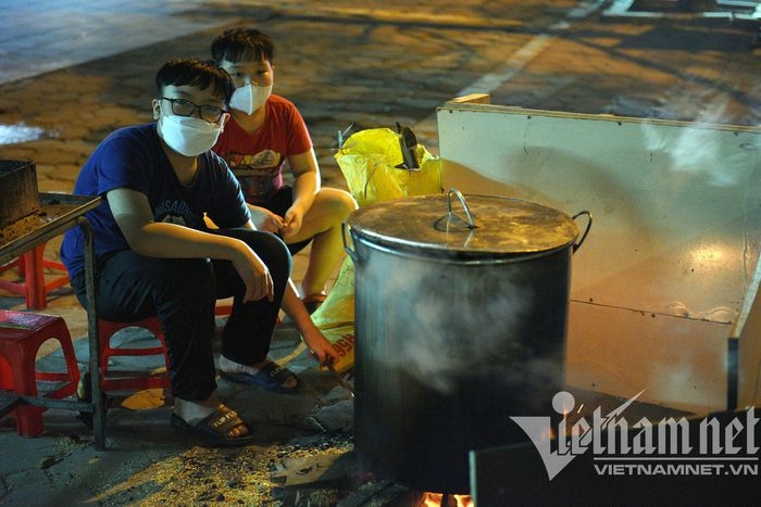 hanoians boil chung cake through the night ahead of tet picture 10