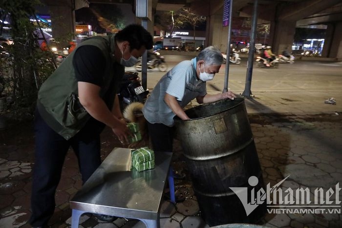 hanoians boil chung cake through the night ahead of tet picture 4