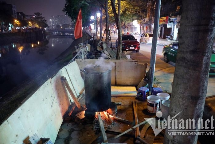 hanoians boil chung cake through the night ahead of tet picture 5