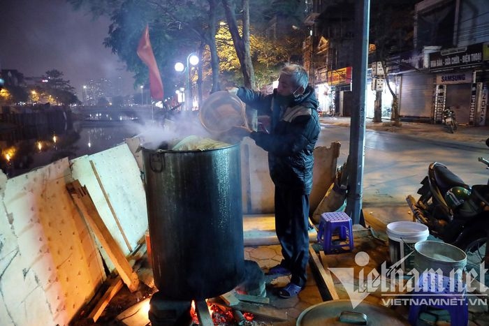 hanoians boil chung cake through the night ahead of tet picture 7