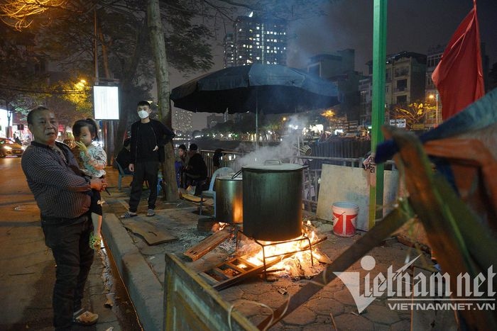 hanoians boil chung cake through the night ahead of tet picture 8