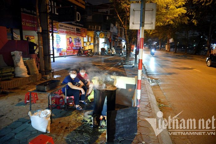 hanoians boil chung cake through the night ahead of tet picture 9