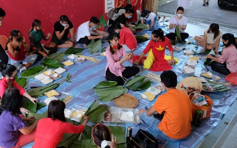 a tet cake making contest for vietnamese people in singapore picture 1