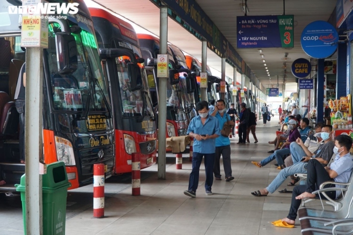 crowds descend on southern bus station ahead of tet picture 1