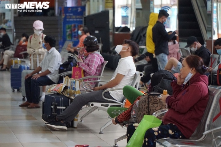 crowds descend on southern bus station ahead of tet picture 2