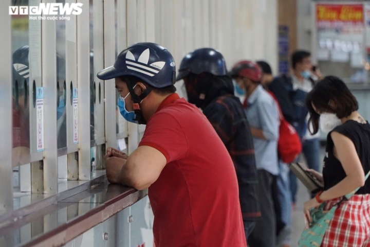 crowds descend on southern bus station ahead of tet picture 3