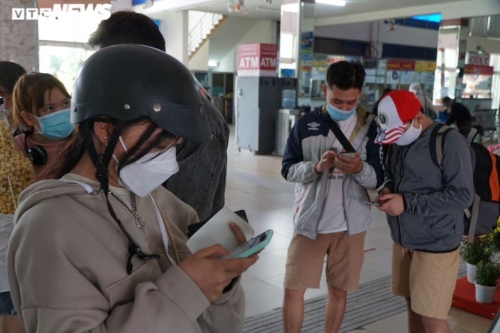 crowds descend on southern bus station ahead of tet picture 5