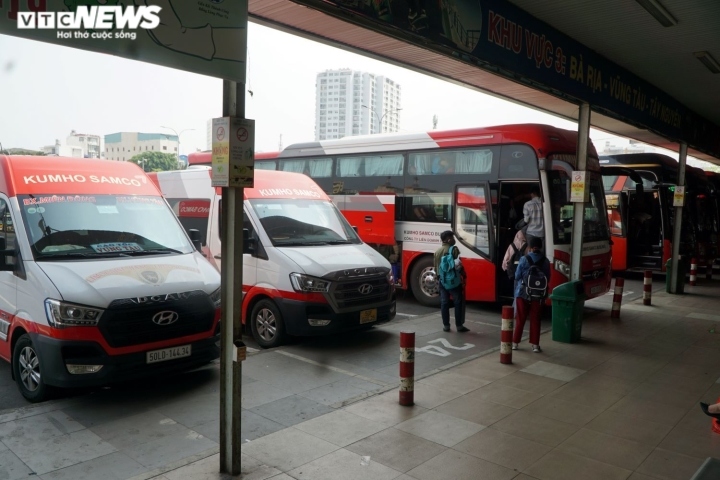 crowds descend on southern bus station ahead of tet picture 7