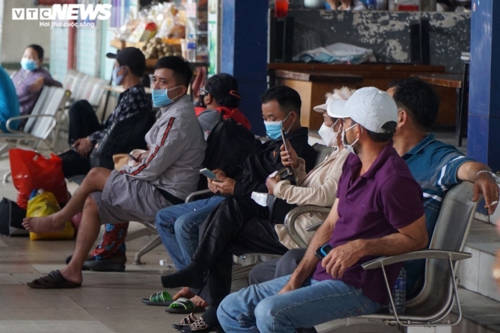 crowds descend on southern bus station ahead of tet picture 8