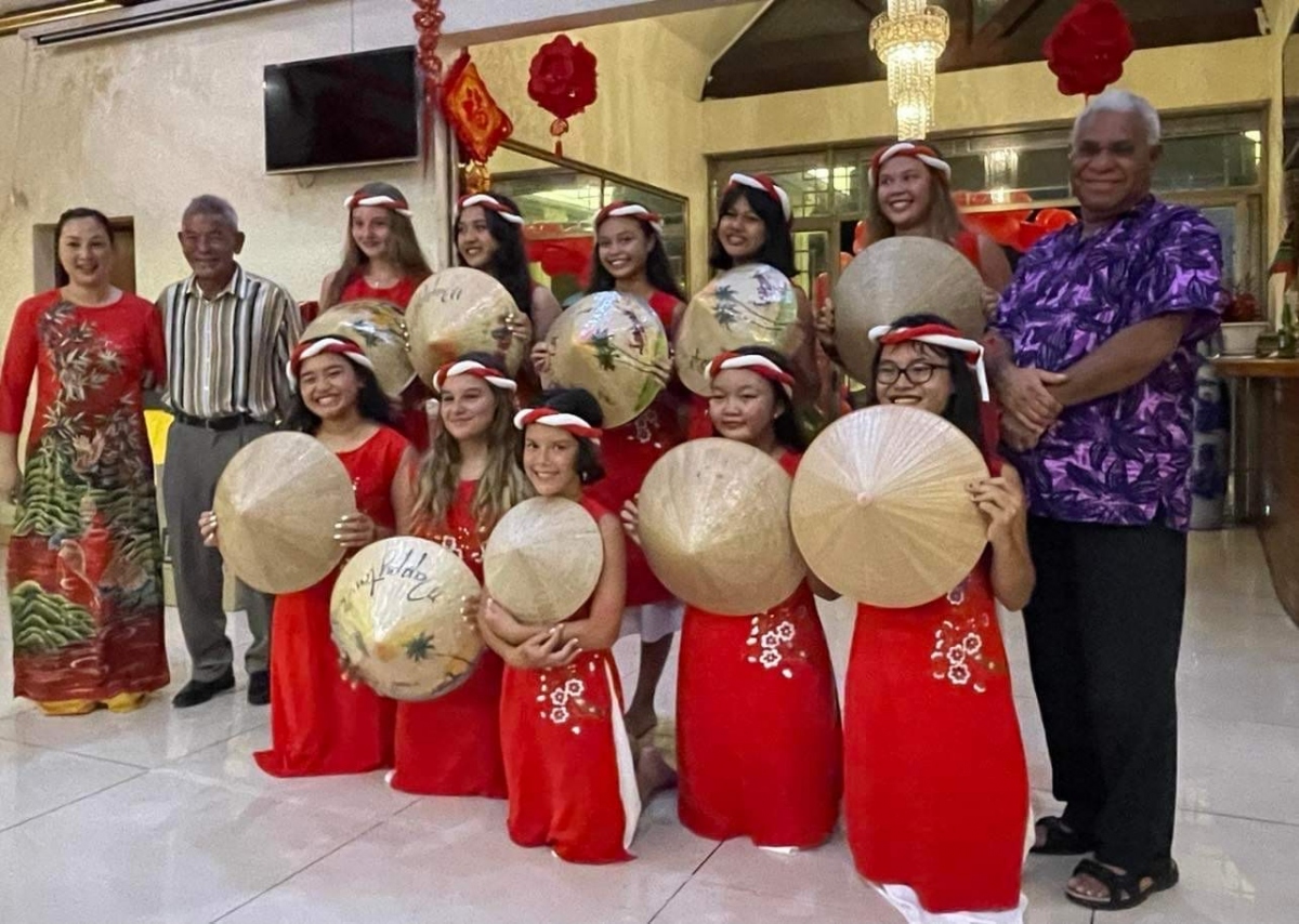 Con cháu người Việt múa nón tại lễ hội đón Tết Nhâm Dần tại Hội Ái Hữu Vanuatu. Nguồn: Hội Ái Hữu Vanuatu