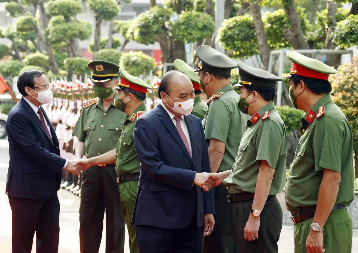 Cán bộ, chiến sĩ Công an TP.HCM chào đón Chủ tịch nước kiểm tra công tác ứng trực sẵn sàng chiến đấu dịp Tết Nguyên đán