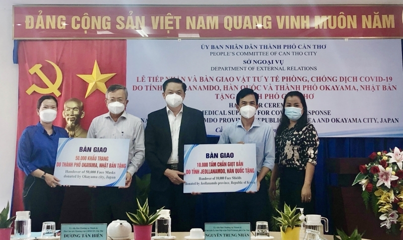 Cần Thơ tiếp nhận hỗ trợ trang thiết bị y tế phòng, chống dịch từ Hàn Quốc và Nhật Bản