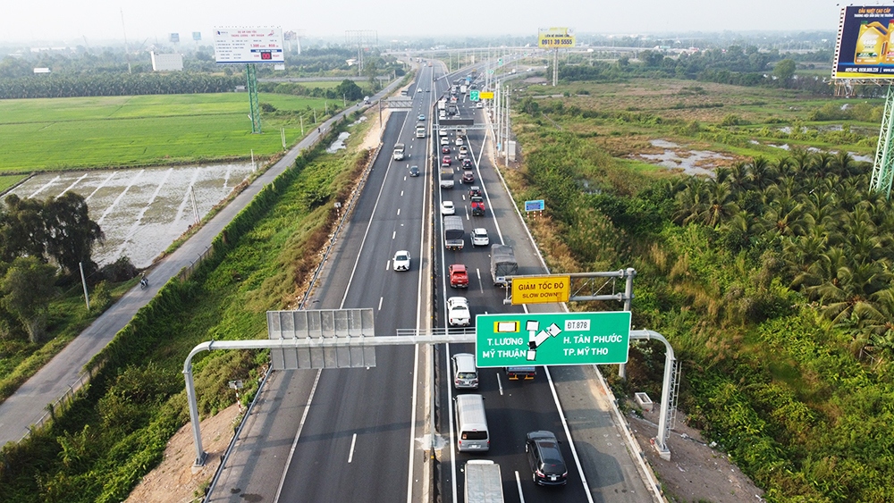 Xe ô tô lưu thông đông đúc trong ngày đầu cao tốc  Trung Lương - Mỹ Thuận cho xe lưu thông.