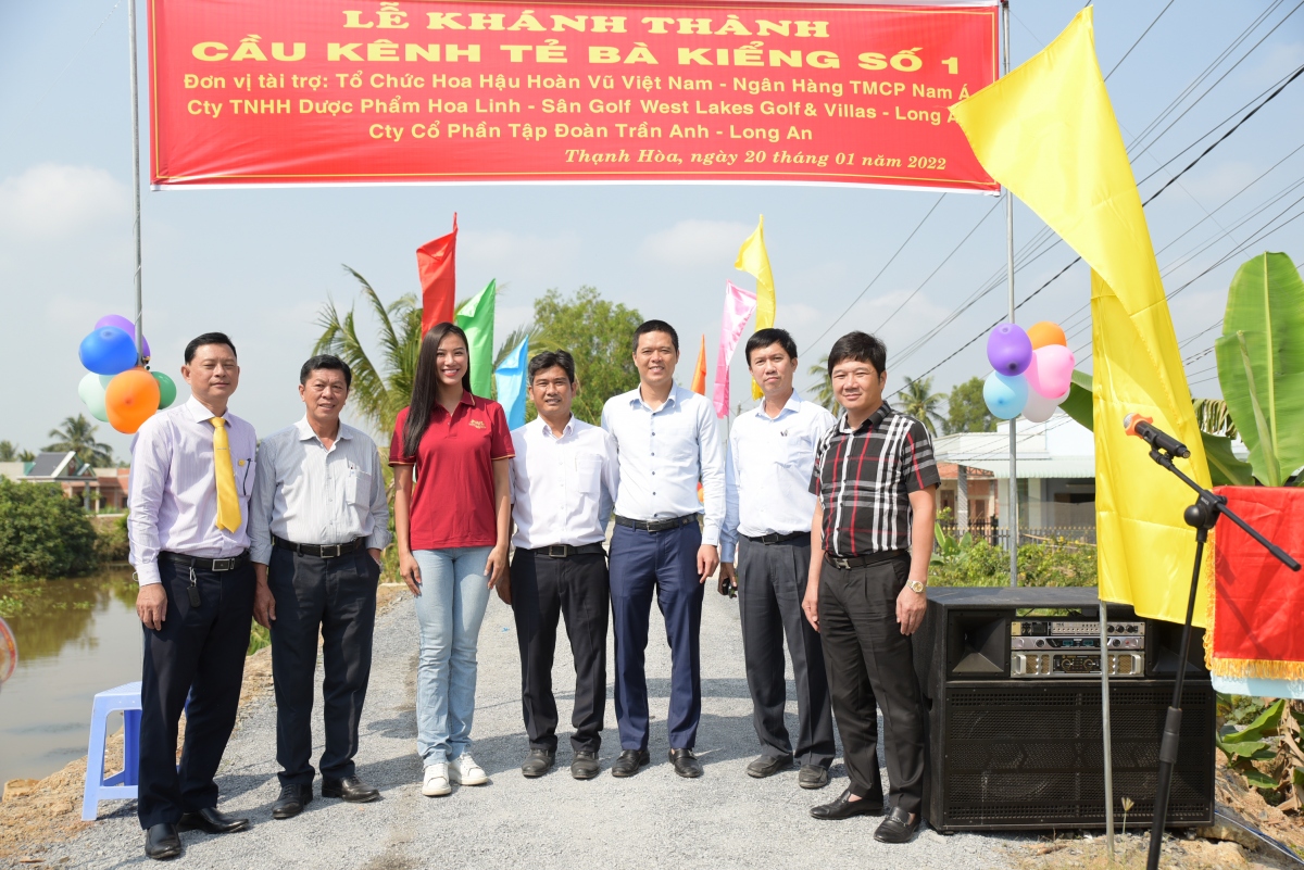 Á hậu kim duyên trao tă ng 3 cây câ u dân sinh va qua tê t cho ngươ i dân nghe o hình ảnh 1 A hau kim duyen trao ta ng 3 cay ca u dan sinh va qua te t cho nguo i dan nghe o hinh anh 1
