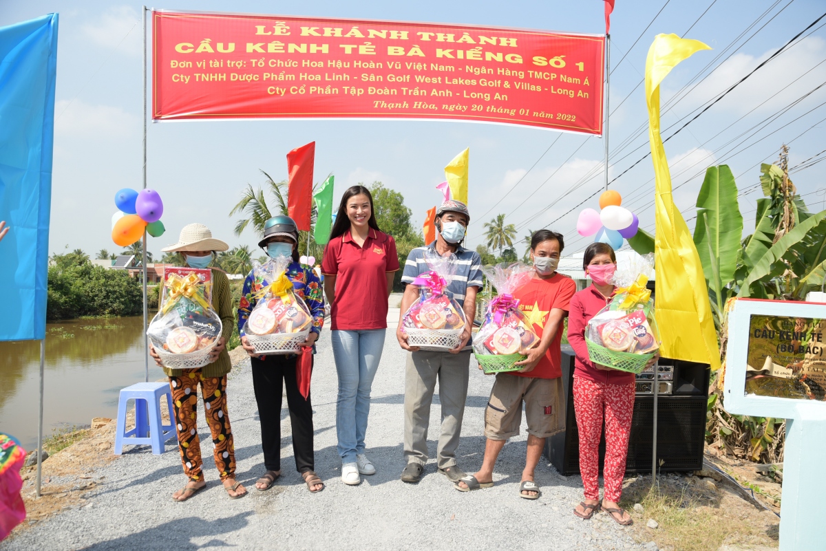 Á hậu Kim Duyên trao tặng 3 cây cầu dân sinh và quà Tết cho người dân nghèo