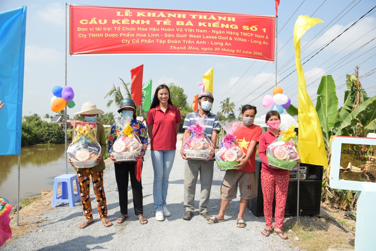 A hau kim duyen trao ta ng 3 cay ca u dan sinh va qua te t cho nguo i dan nghe o hinh anh 2