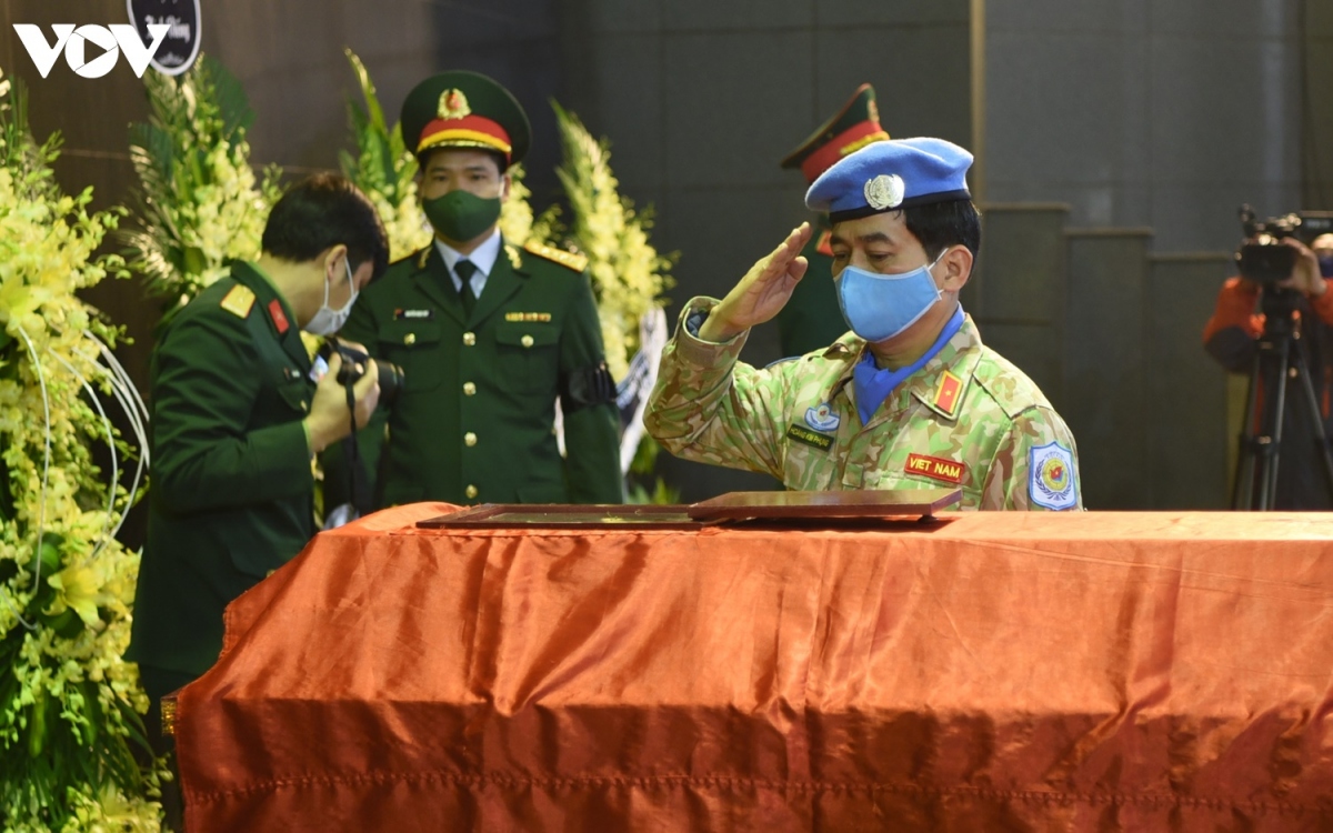 Cục trưởng Cục Gìn giữ hòa bình Việt Nam - Thiếu tướng Hoàng Kim Phụng chào tiễn biệt người đồng đội, đồng chí lần cuối.