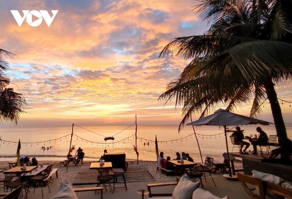 Visitors admire admire sunset in Phu Quoc island