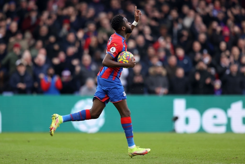 Edouard ghi bàn rút ngắn tỷ số cho Crystal Palace. (Ảnh: Getty). 